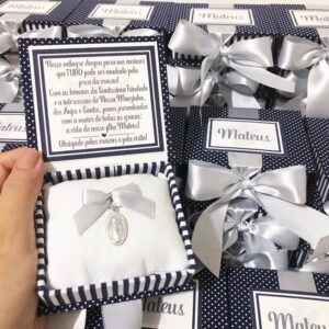 lembrancinha-para-batizado-caixinha-com-medalha